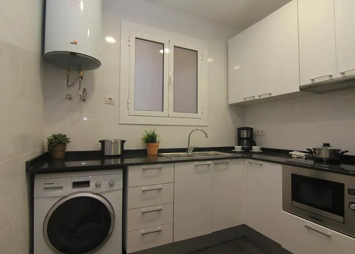 Felip - Spacious And Quiet & One With Terrace *